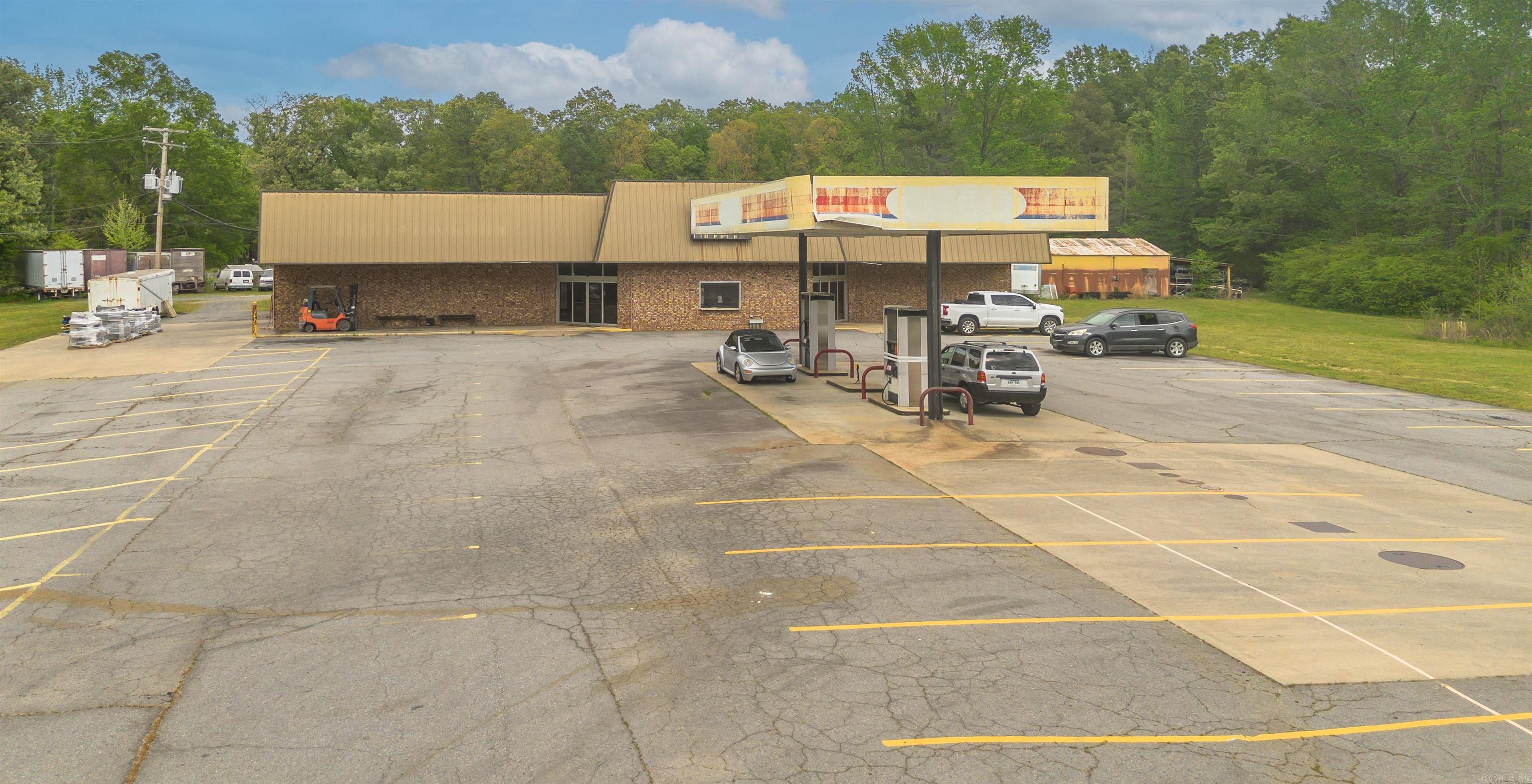 15,000 SQ FT Commercial Office Building and Storage Warehouse For Lease. Comes with 3 Acres Land. 251 Feet Highway Frontage on MacArthur Drive. 1.5 Miles from I-40 Interstate, Exit 142. Previously Grocery Store with Fuel Station. Fuel Tank is decommissioned. Parking Lot serves 50+ Spaces with sufficient room for expansion. Side Load Commercial Overhead Door and Loading Dock in back with Commercial Overheard Door. 15K SQ FT is Heated. 7500 SQ FT Cooled. 4 Large Office Spaces with Receptionist Area. Schedule Your Showing To See This Once In A Lifetime Opportunity In This Growing Area of North Little Rock. Agents See CARMLS Listing For Sale 25016586.