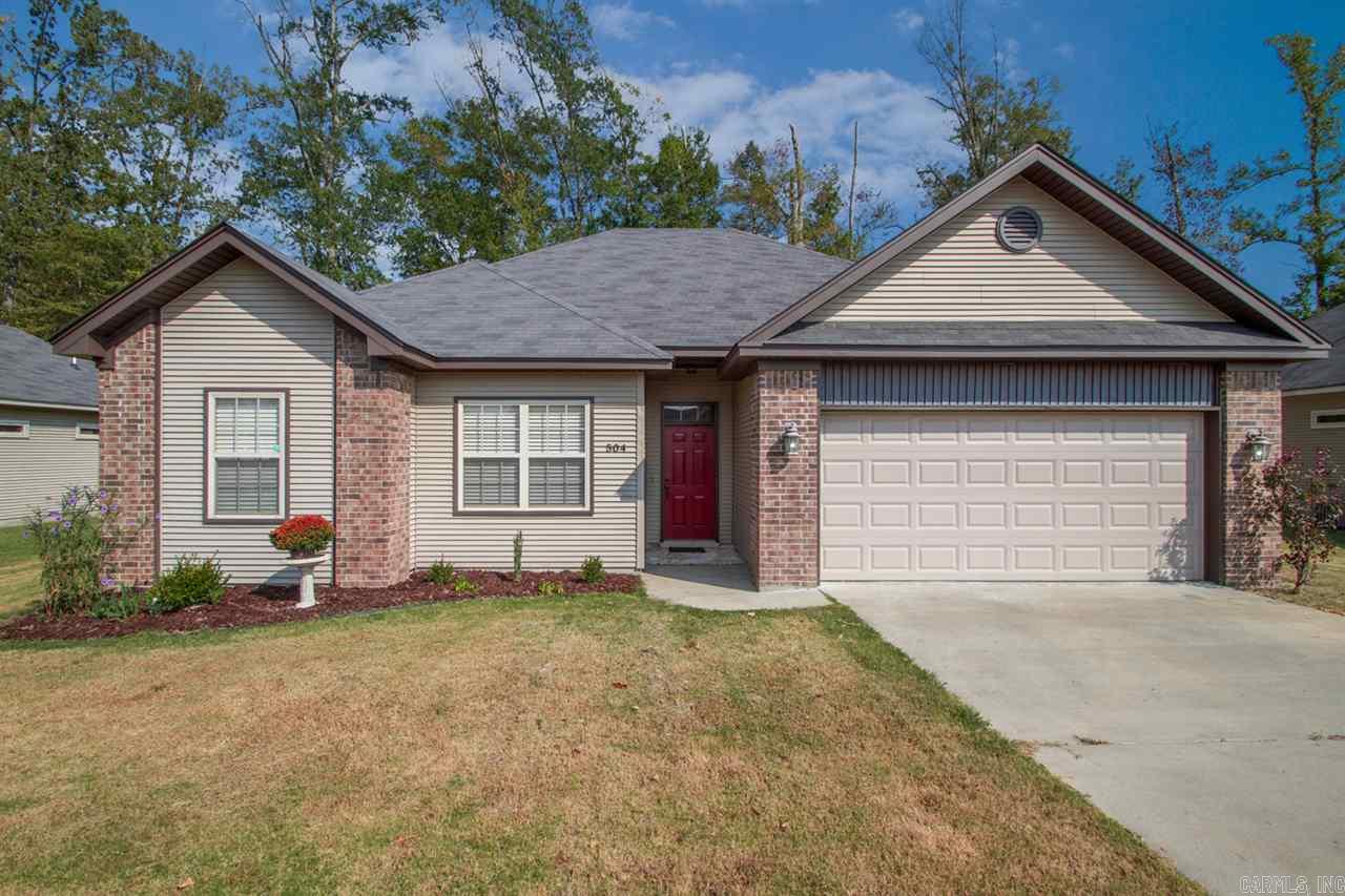 MOVE-IN READY! Craftsman style home with a split floor plan that offers 3 very spacious bedrooms. The master suite offers an oversized closet that is a dream come true with tons of storage options and a private bath with 2 sinks and a jetted tub for relaxing. Enjoy the large living area w/hardwood floors while still being close to the kitchen. Kitchen offers stainless steel appliances, granite countertops, tile backsplash and a pantry. Most rooms have 10 ft ceilings.