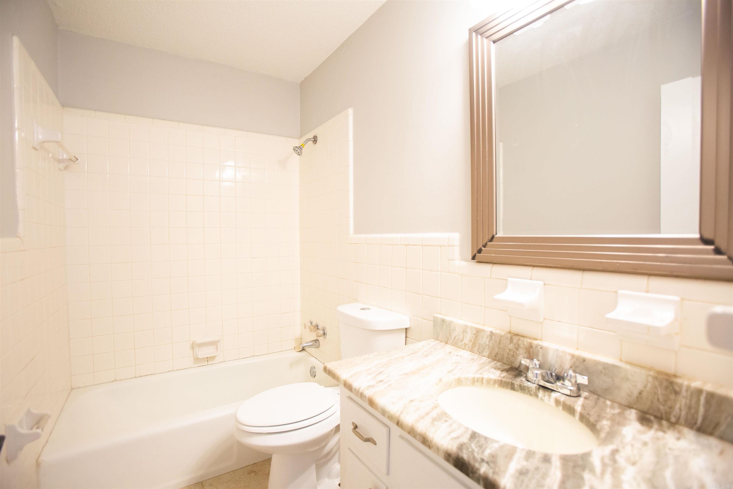 TWIN LAKES - Residential