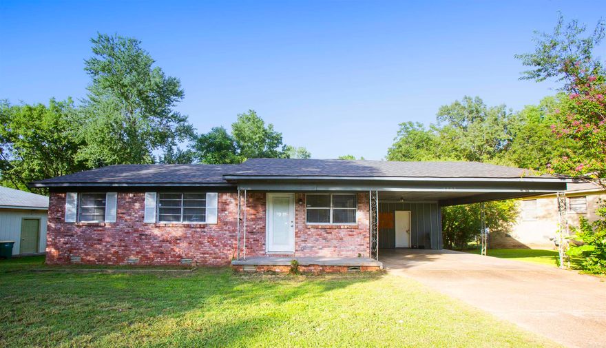 Cute 3BR/2BA Twin Lakes home. Lake View! Move in ready! Agent see remarks! No SPD.