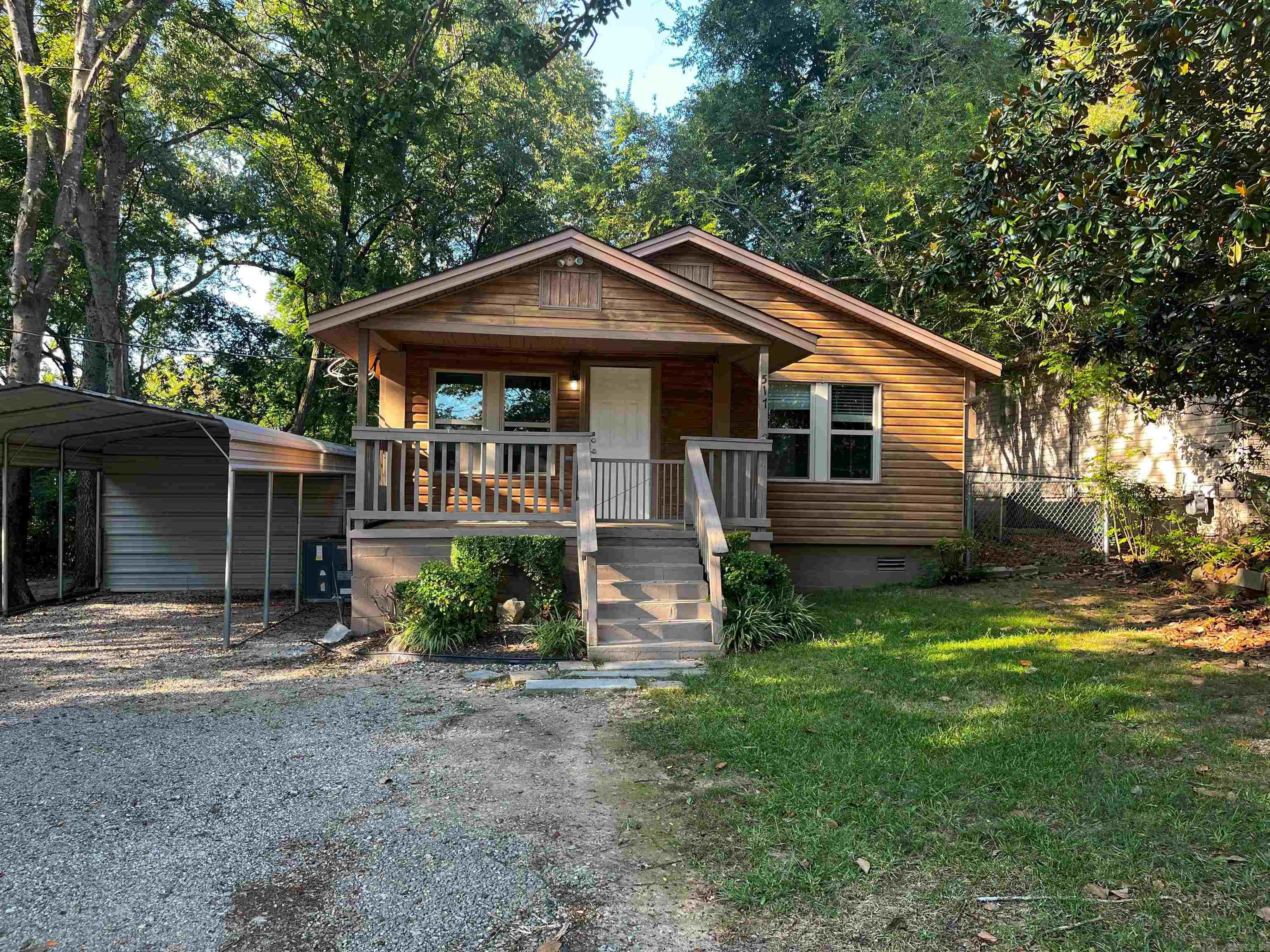 Prime location in town, close to Oaklawn Racetrack and Casino, downtown, and hospitals. Level lot, great starter home or investment property. Multiple upgrades and 2 storage buildings.