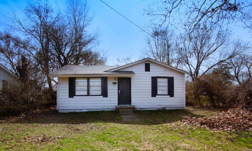 Cute 2bd/1bath house features a living room that leads into an eat-in kitchen updated with granite countertops, making it an ideal space for entertaining family and friends. The home has been refreshed with new vinyl flooring and new carpet in the bedrooms. Additionally, the property offers plenty of yard space, perfect for children or pets.