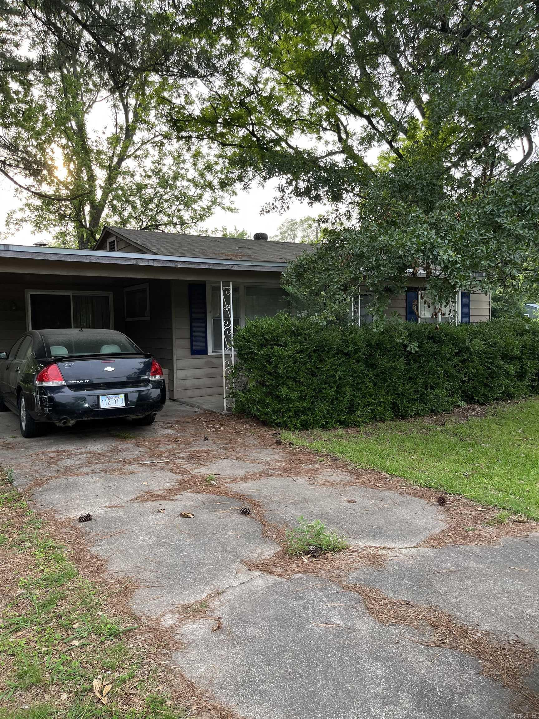 Home being Sold AS Is! Calling all investors come take a look! No SPD.