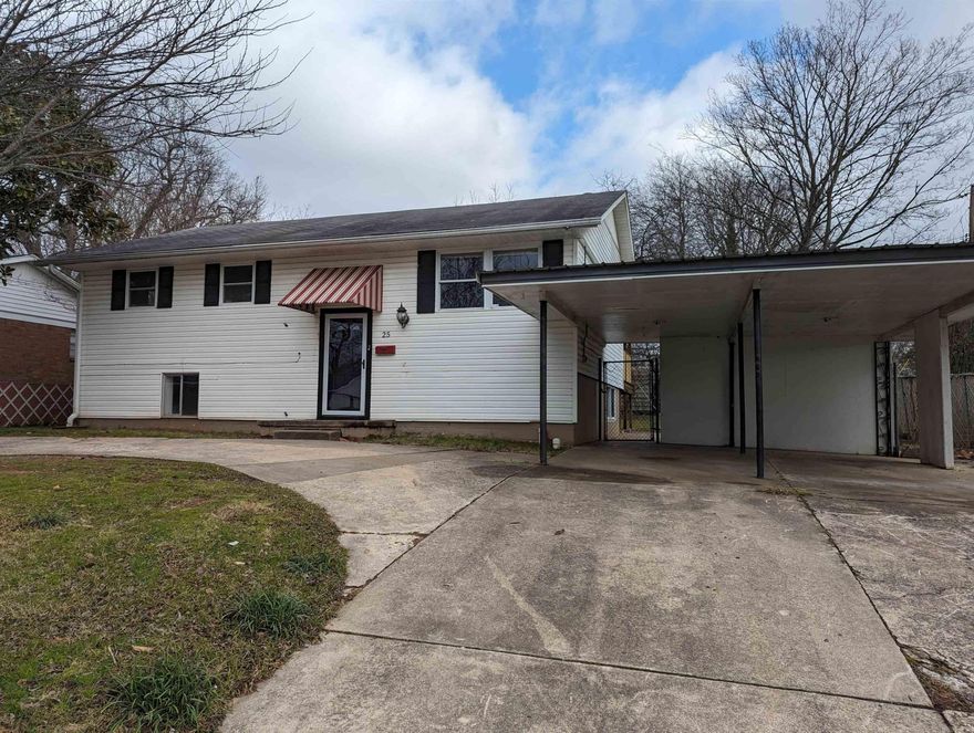 Beautiful 3 bedroom 2 bath home 0n a 0.22 acre lot. Master bedroom and 2 other bedrooms, plus kitchen and dining room upstairs. There is a den area plus addition bedroom downstairs. Washer/ dryer area downstairs. This is a nice spacious house, close to shopping and  several eateries.