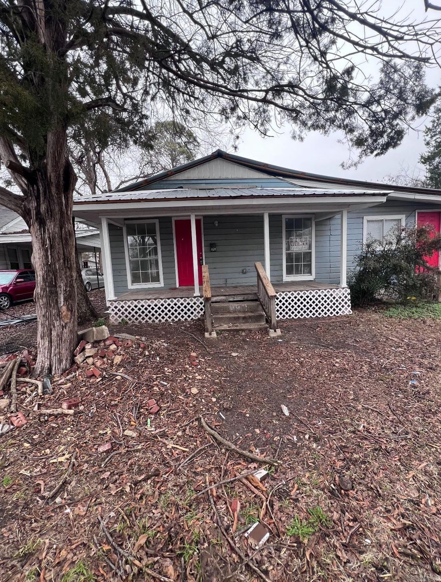 2 Investment properties 4511 Atkins is 3/1 currently on a month to month lease for $595. 4513 Atkins is 2/1 currently on a month to month lease for $595 a month.