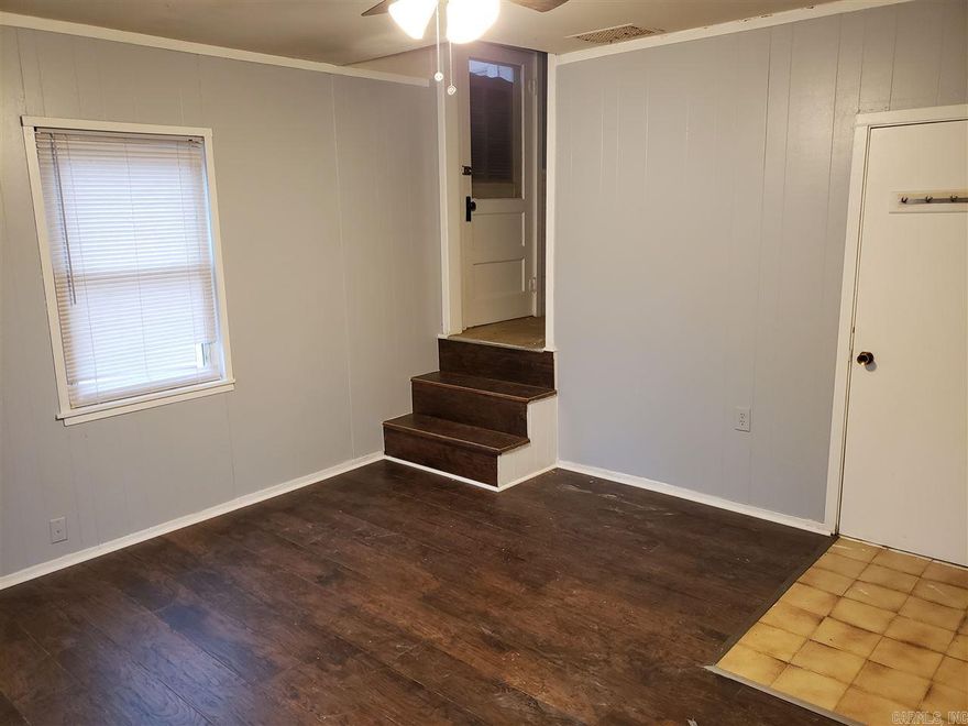 Cozy One bedroom 1 Bath comes with stove, refrigerator. You laminate and tile flooring . Tenant is responsible for water, electric and gas. Sorry this is a non smoking property. Additional pictures coming soon!