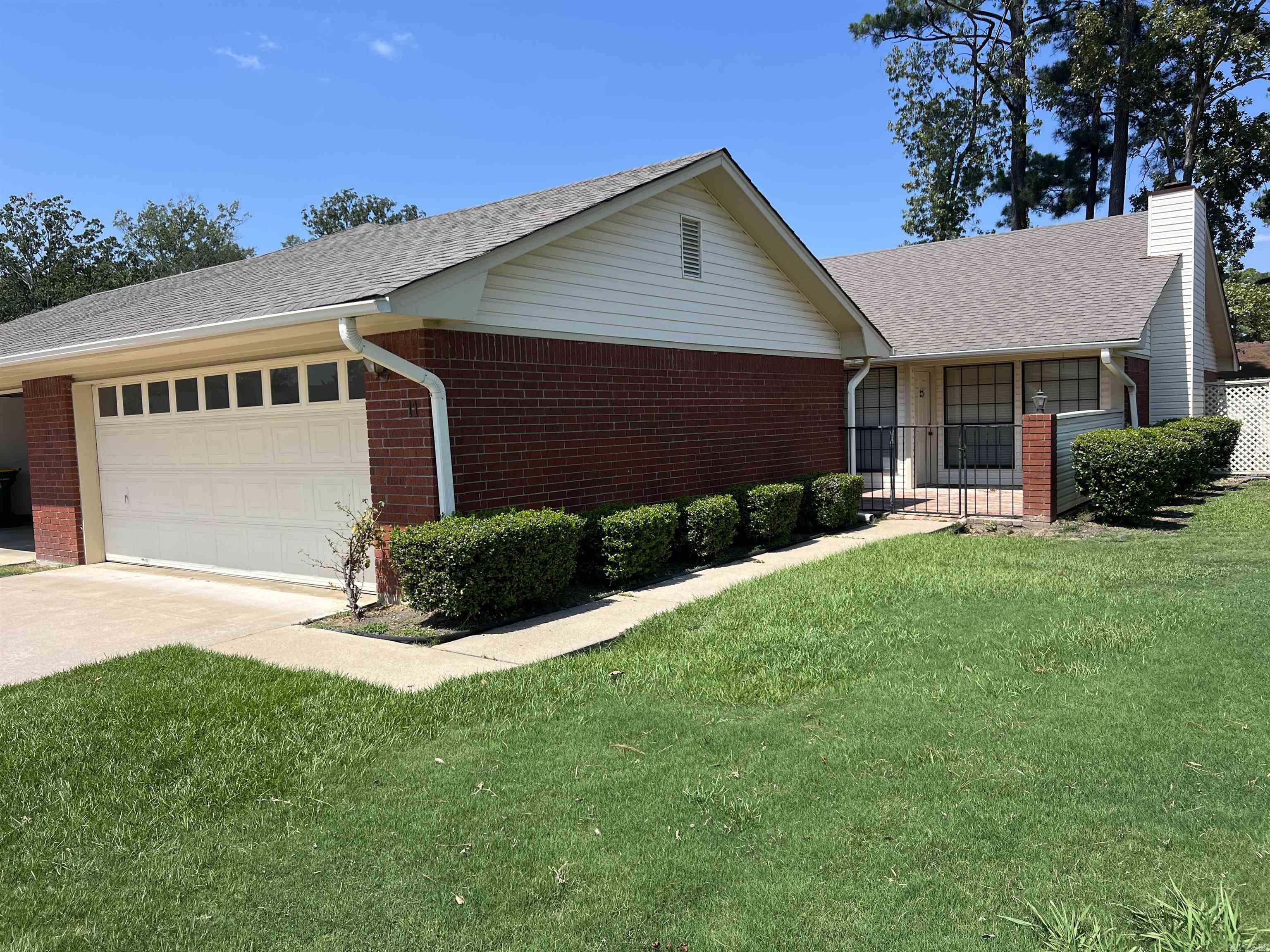 This well maintained condo features two bedroom and two full baths, kitchen, and living and dining room combo. Don't miss out on this great opportunity! Summerset is restricted to 55 years of age and above.
