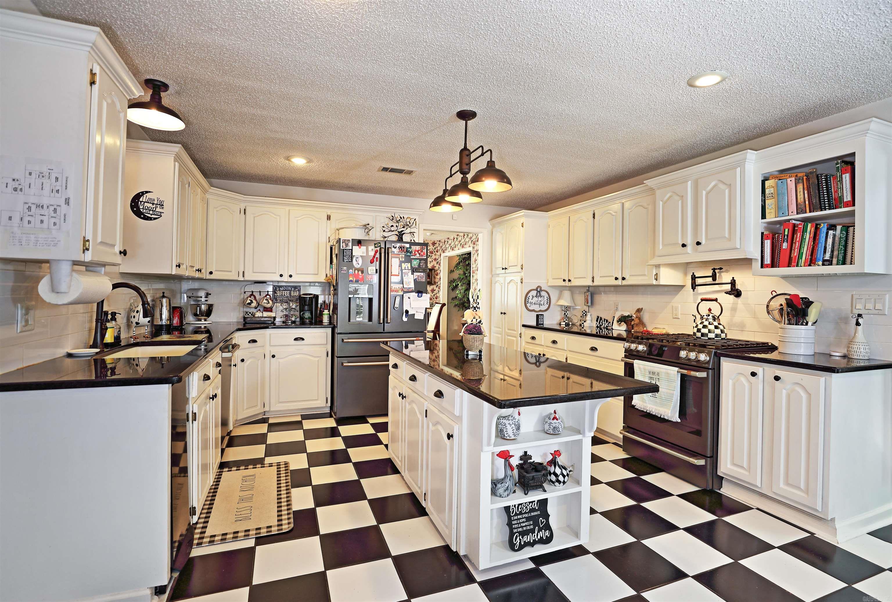 COUNTRY VILLAGE ESTATES - Residential