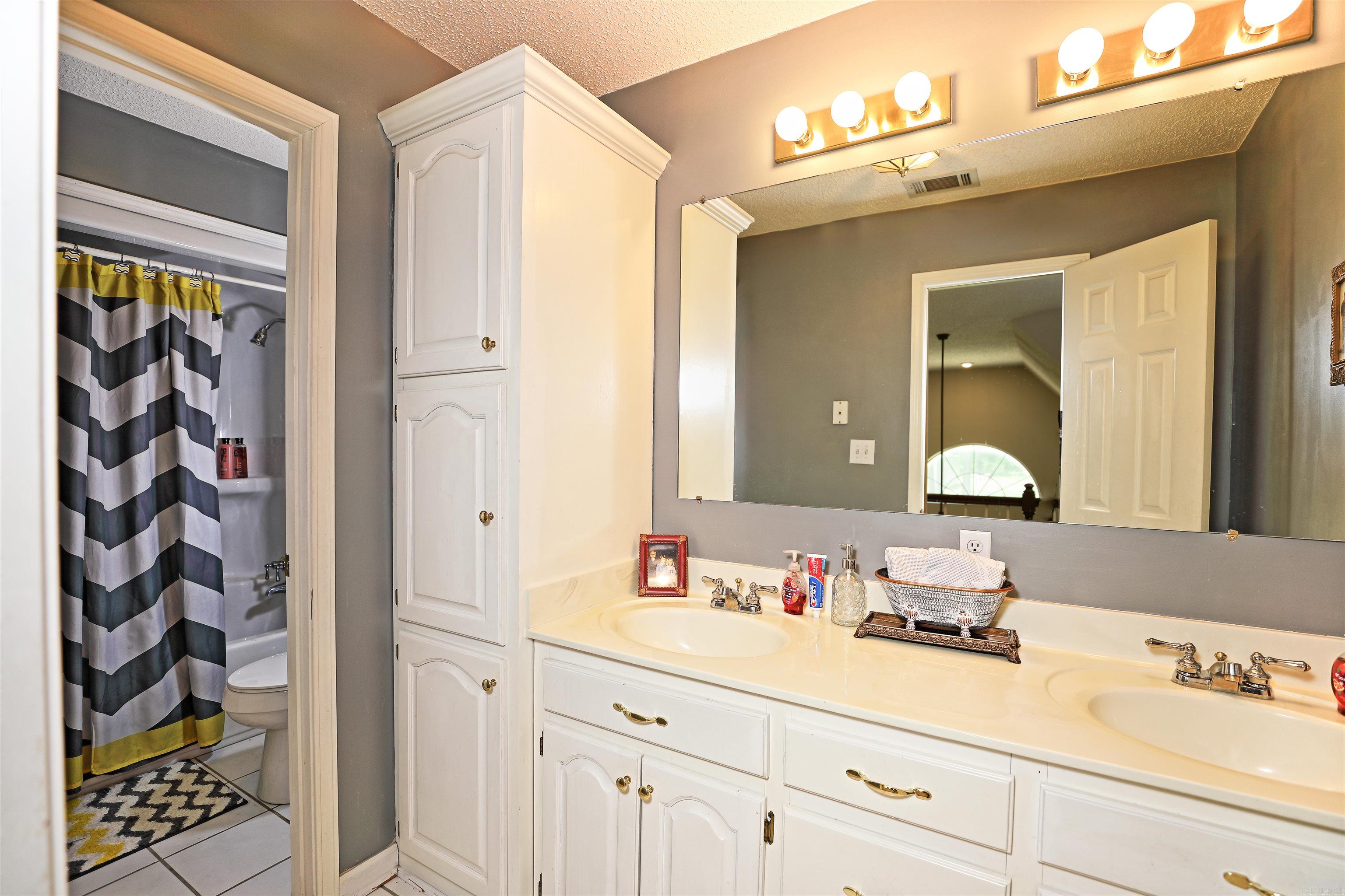 COUNTRY VILLAGE ESTATES - Residential