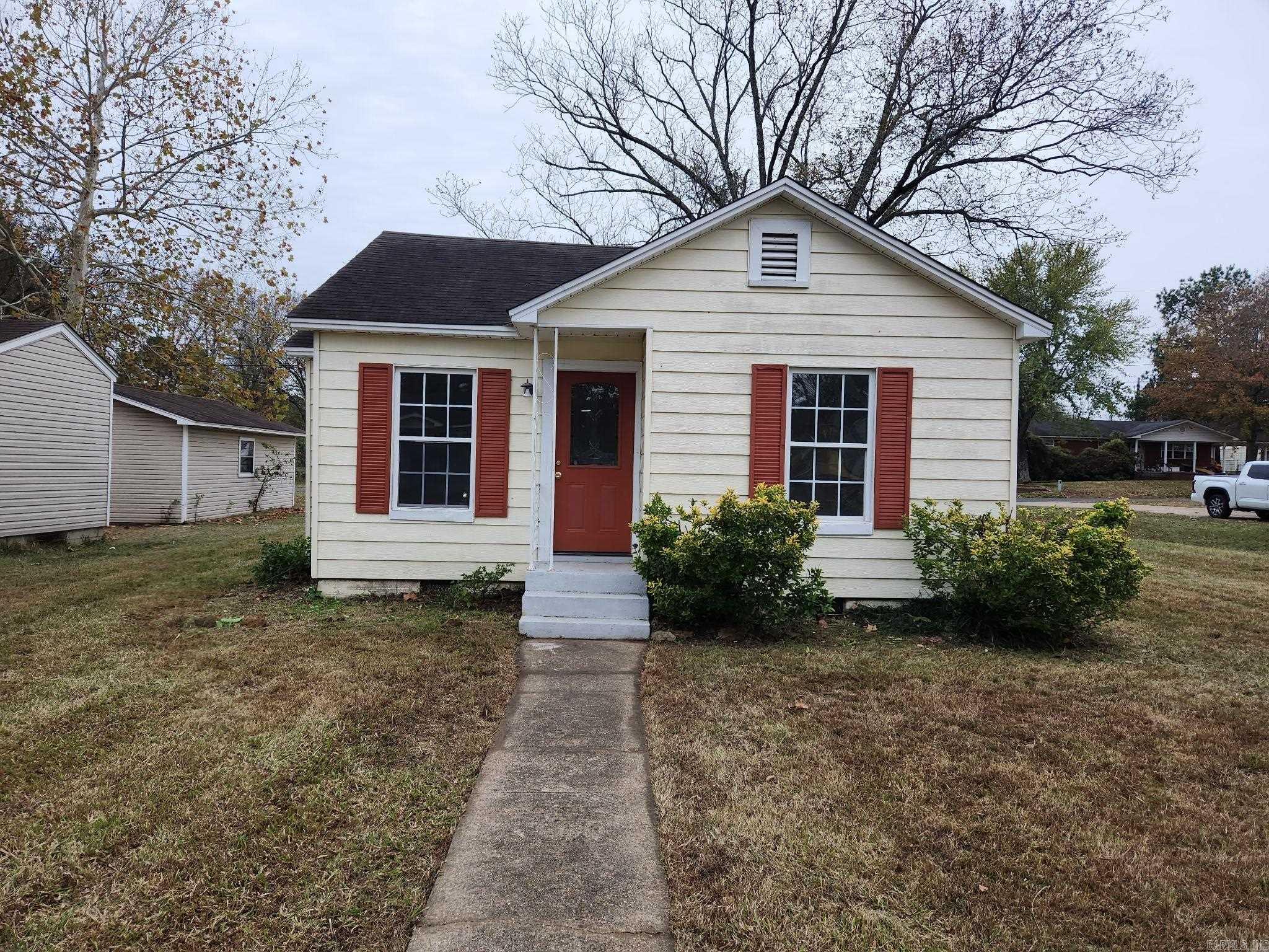 Cute 3BD home in Morrilton for rent and sale that is waiting for you to call home. This property is managed by Hoffman Team so beware of scammers - we will never ask you to Cashapp us money. The lease for this property is for 18 months to 2 years with a 3% increase after the first year. Income must be 3x the amount of rent per month unless you have a housing voucher. Deposit, first month’s rent, and the $50 administration fee due before move in.