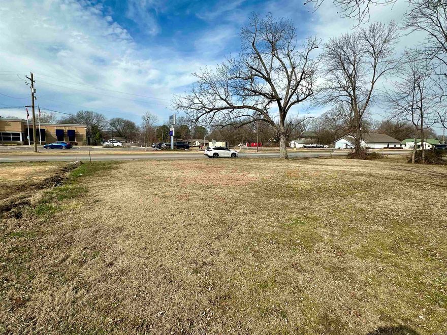 Prime commercial property located in the heart of Russellville, Arkansas. Excellent visibility and high traffic area ensure maximum exposure for your endeavor. Don't miss this opportunity to establish your presence in this thriving community!