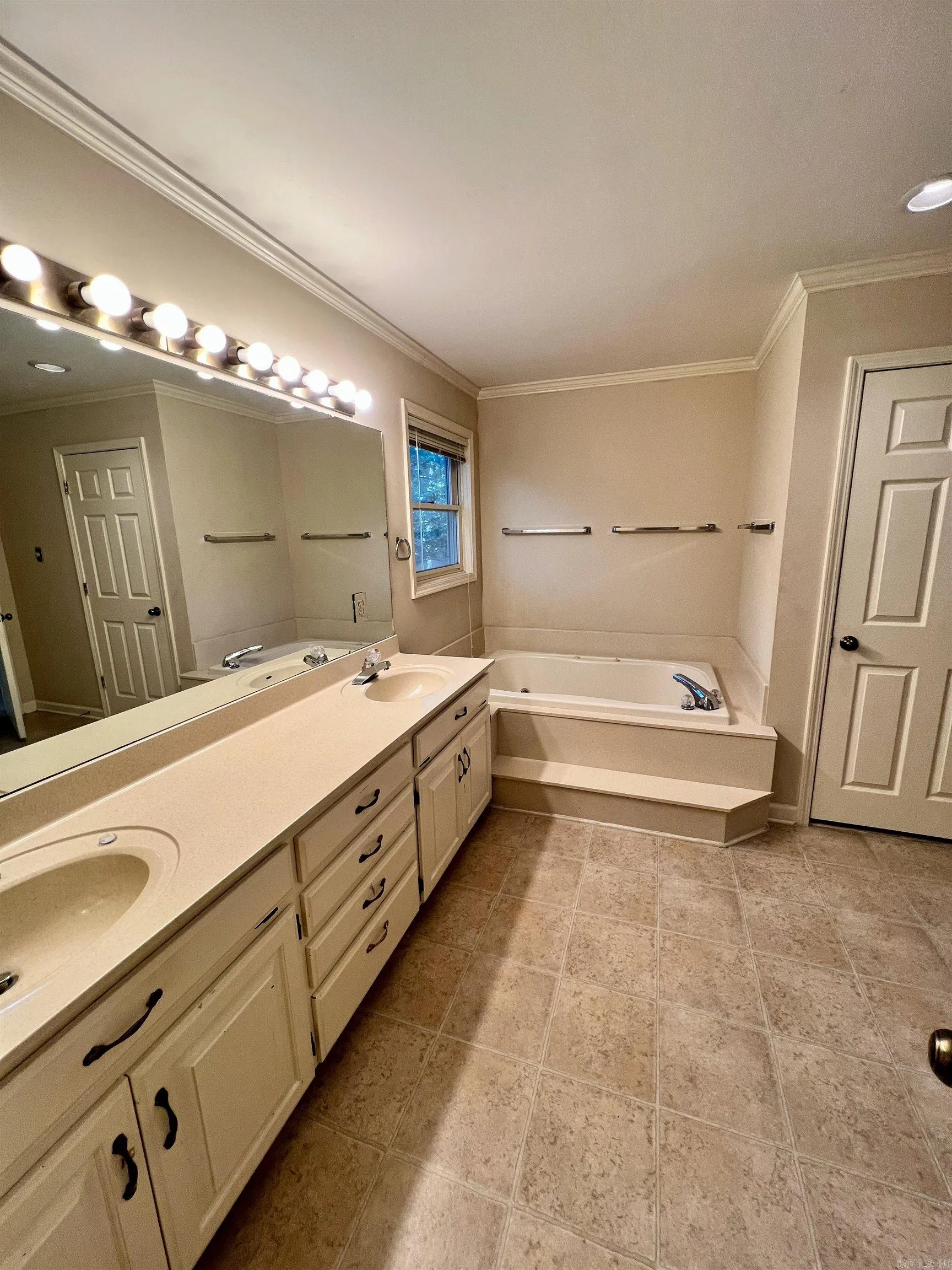 Little Rock, Arkansas 72211, United States, 5 Bedrooms Bedrooms, ,4 BathroomsBathrooms,Residential,Active,176763