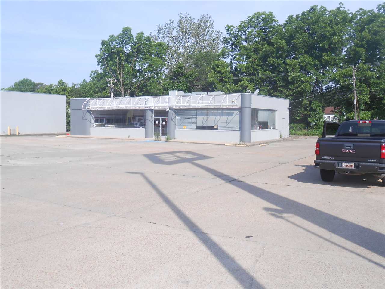 Great investment for commercial buyers, located in prime location. There is an access road behind the property. Building can be remodeled or torn down at additional expense.