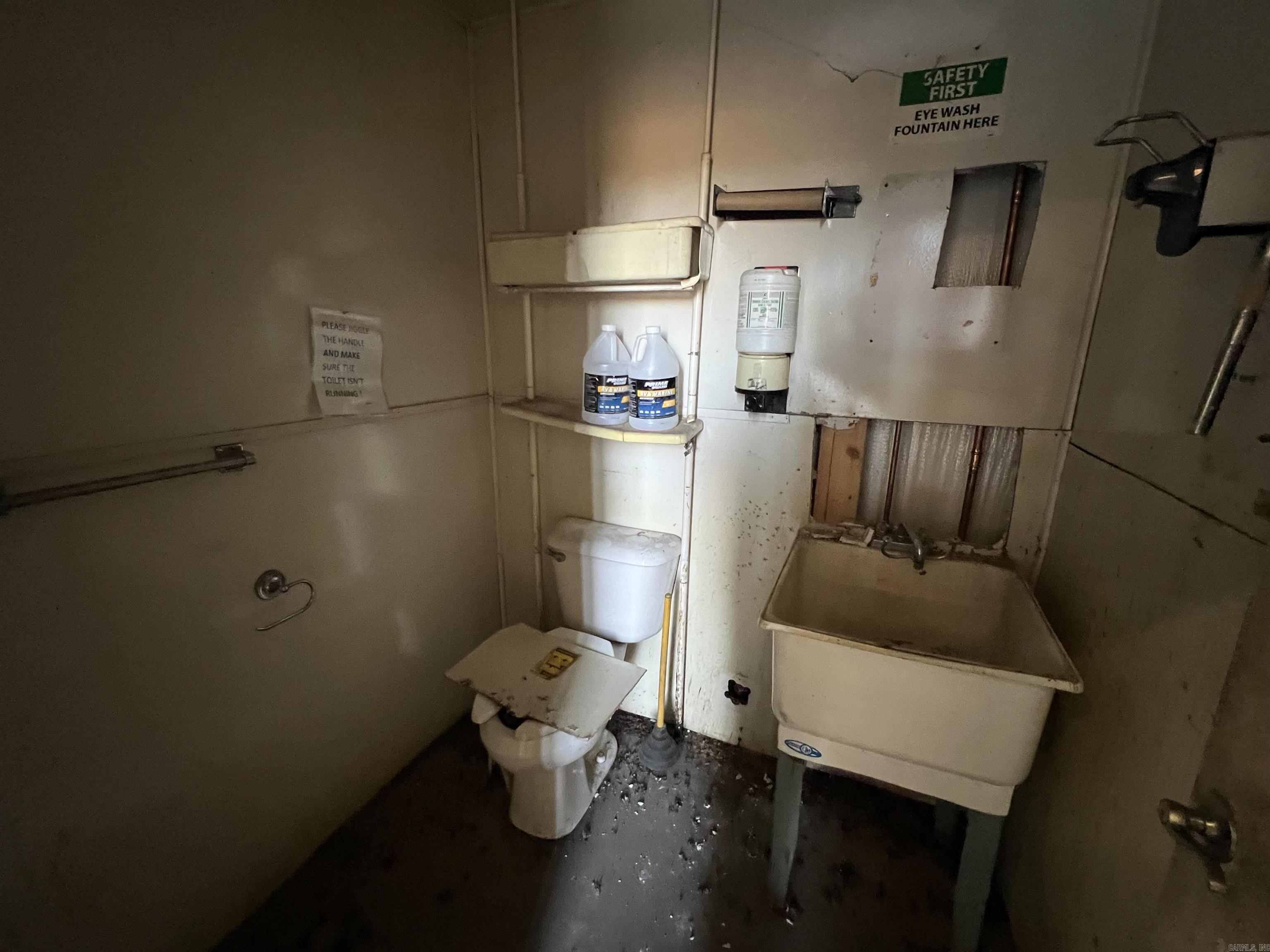 Main image without alt text