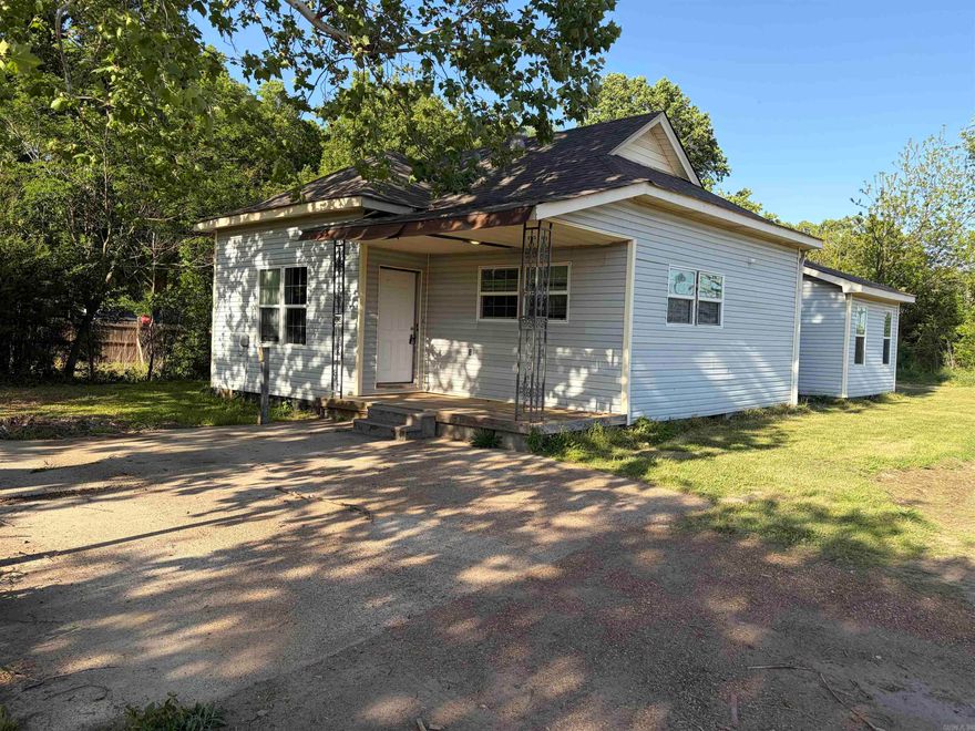 3 bedroom, 2 bath house on a dead end road close to everything in town! Updates / cleaning is underway, more pictures to come.
