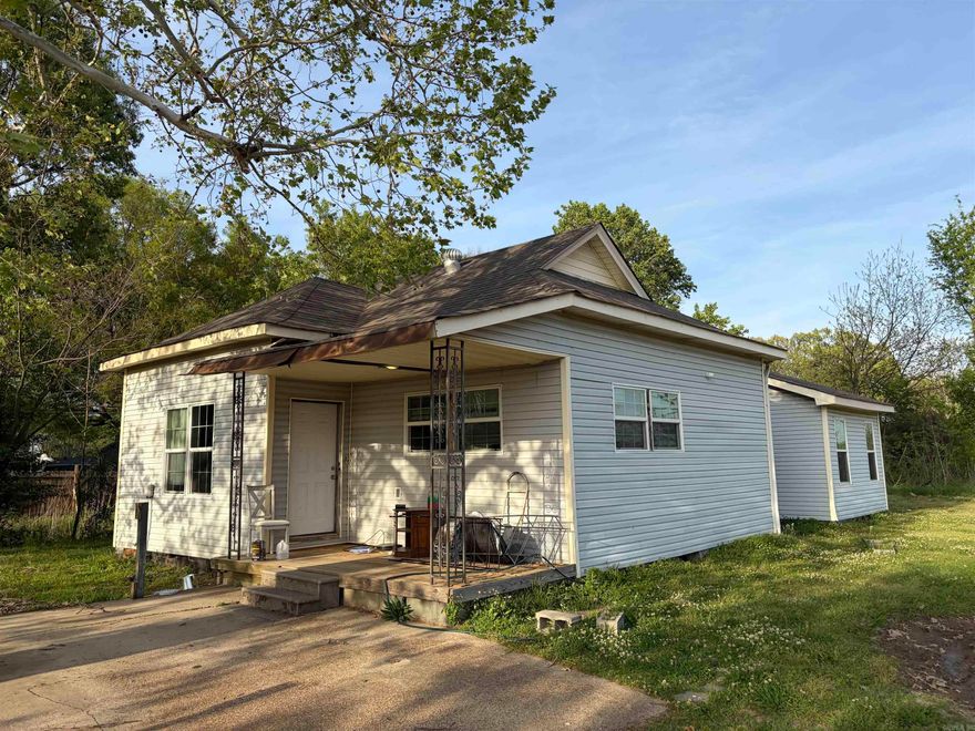 3 bedroom, 2 bath house on a dead end road close to everything in town! Updates / cleaning is underway, more pictures to come.