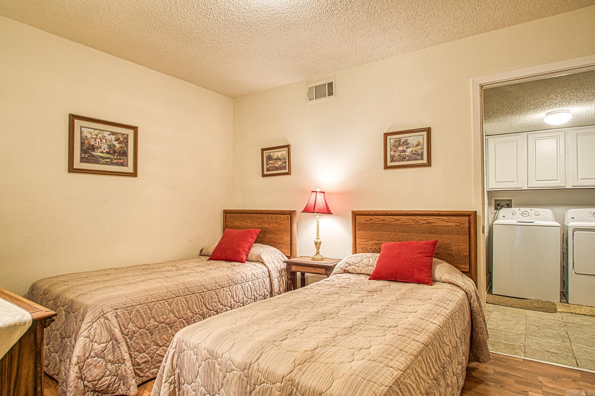 VALENCIA COURTS - Residential