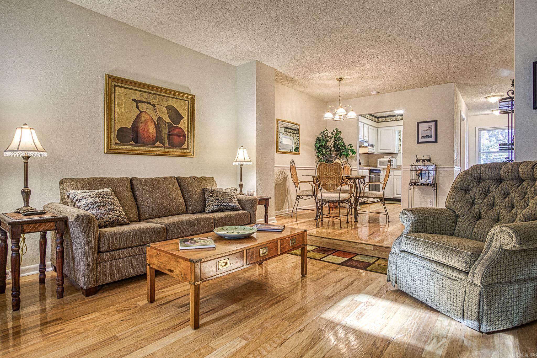 VALENCIA COURTS - Residential