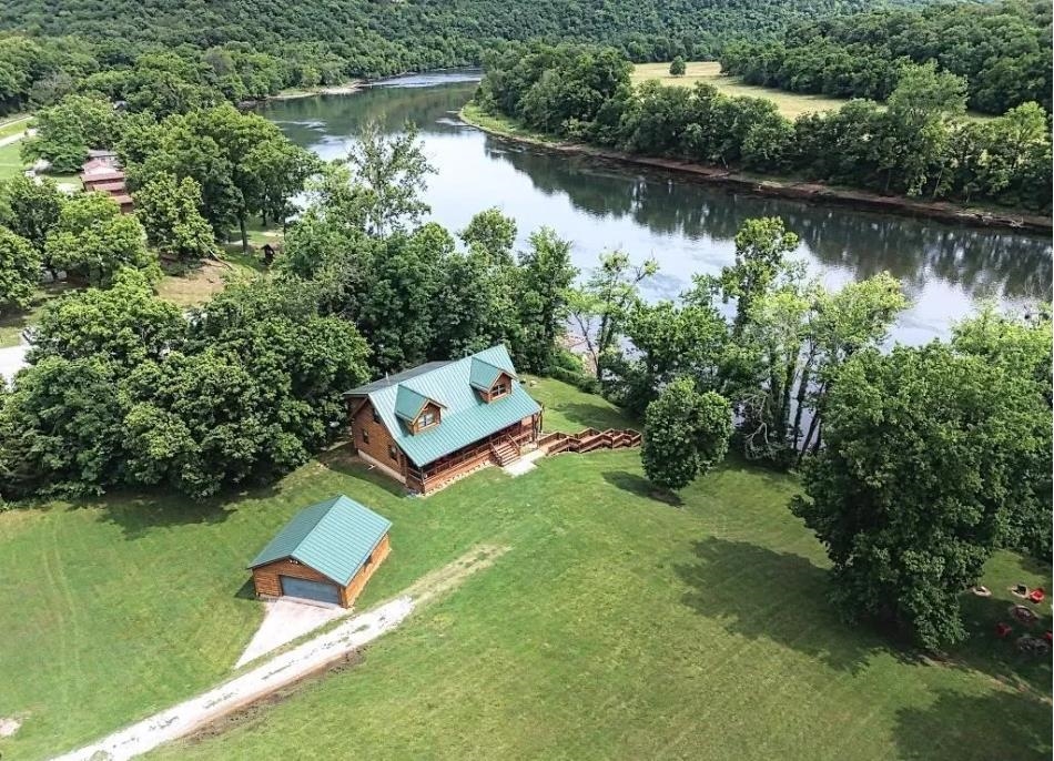 Beautiful Log Home on the Banks of the White River!