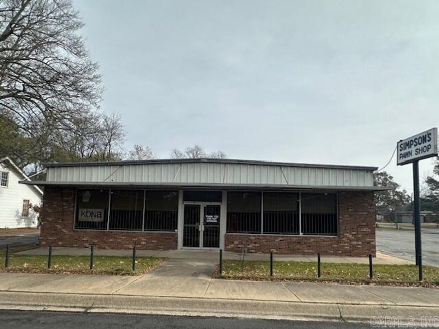 Located in the heart of Lonoke, this commercial retail building features roughly 5,000 sq ft of space. Great exposure and endless possibilities for a variety of business uses.