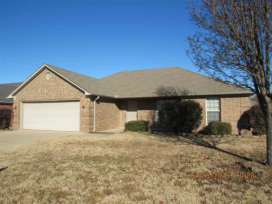 Well maintained 3 bedroom home, split floor plan, spacious family room with corner gas log fireplace, tile floors in all wet areas, spacious kitchen with adjoining breakfast area, all kitchen appliances including refrigerator, spacious master bedroom with oversized walk-in closet, fully fenced yard with oversized concrete patio, close to Ellen Smith Elementary. Small pets negotiable with a non-refundable pet deposit.