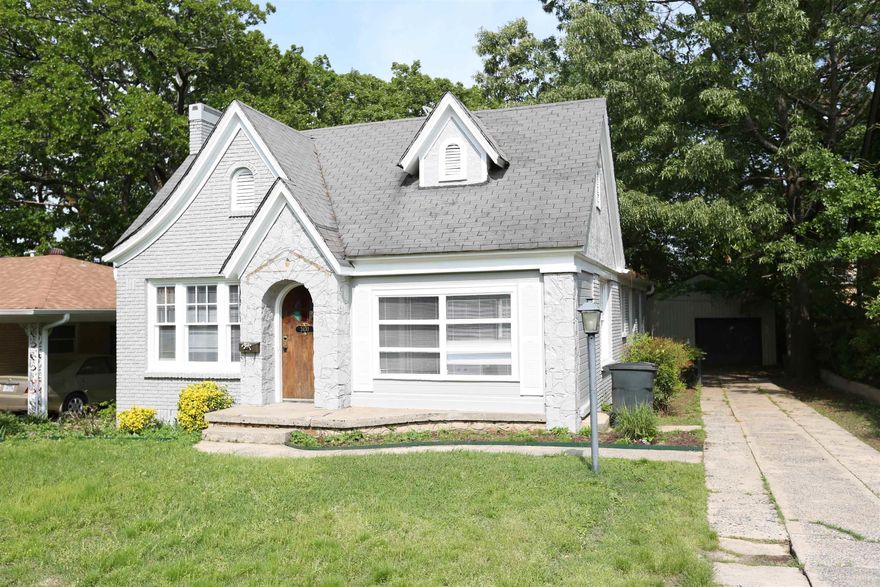 14 Minutes to UAMS. 6 Minutes to BAPTIST HEALTH NLR. Located in Park Hill neighborhood just 1 block West of JFK Blvd. 3 bdr/2ba house has a great yard, hardwood floors, Ch/CA. GARAGE