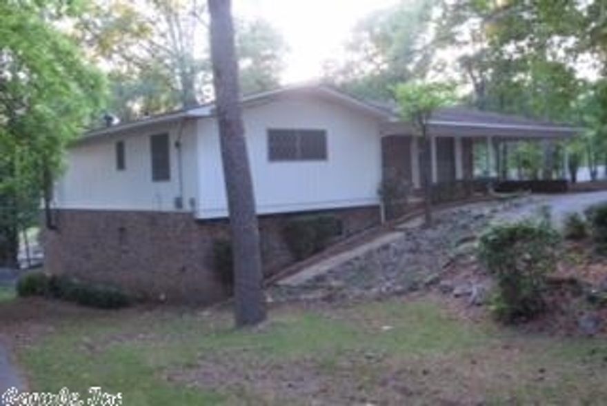 Make your appt today to see this wonderful two story brick Lake Hamilton Home, just minutes from By-pass. Spacious and open floor plan, ideal for large family, fenced back yard, plus lower level ideal for family living.  Large deck overlooking lake and back yard, circular driveway.  Neat and clean home is situated on quiet cove with view of main channel Lake Hamilton.  (no boat slip, but seller has permit from Entergy for boat slip)