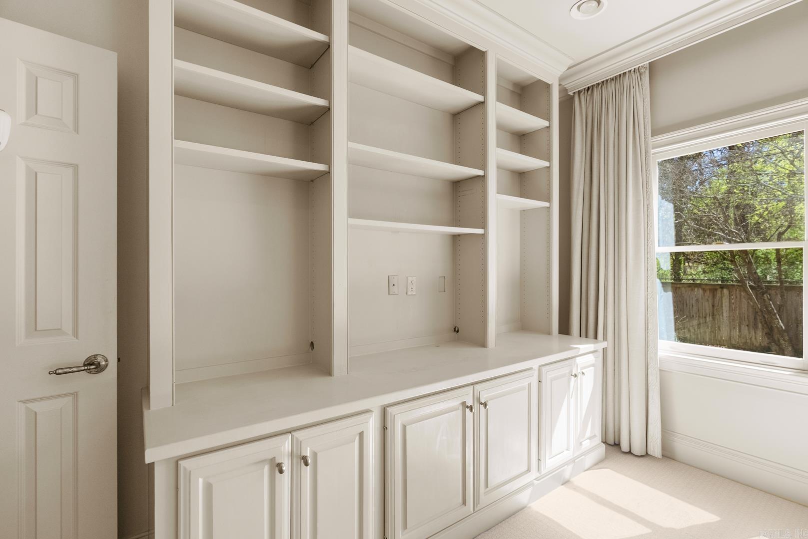 PINE MANOR - Residential