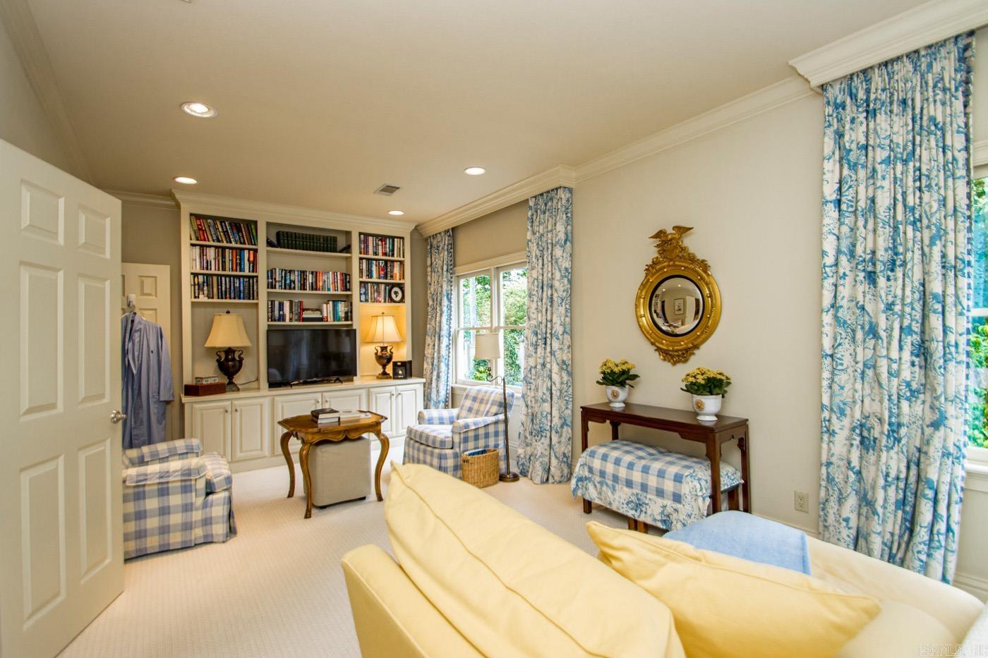 PINE MANOR - Residential