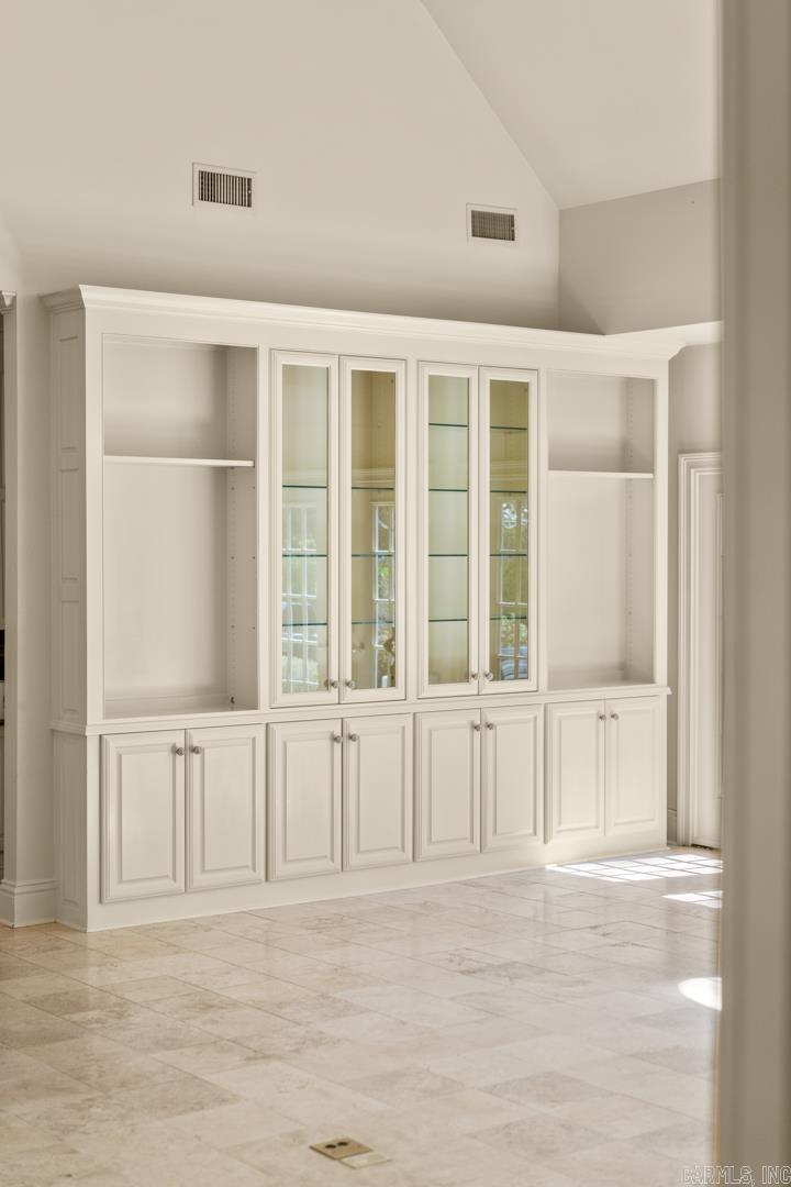 PINE MANOR - Residential