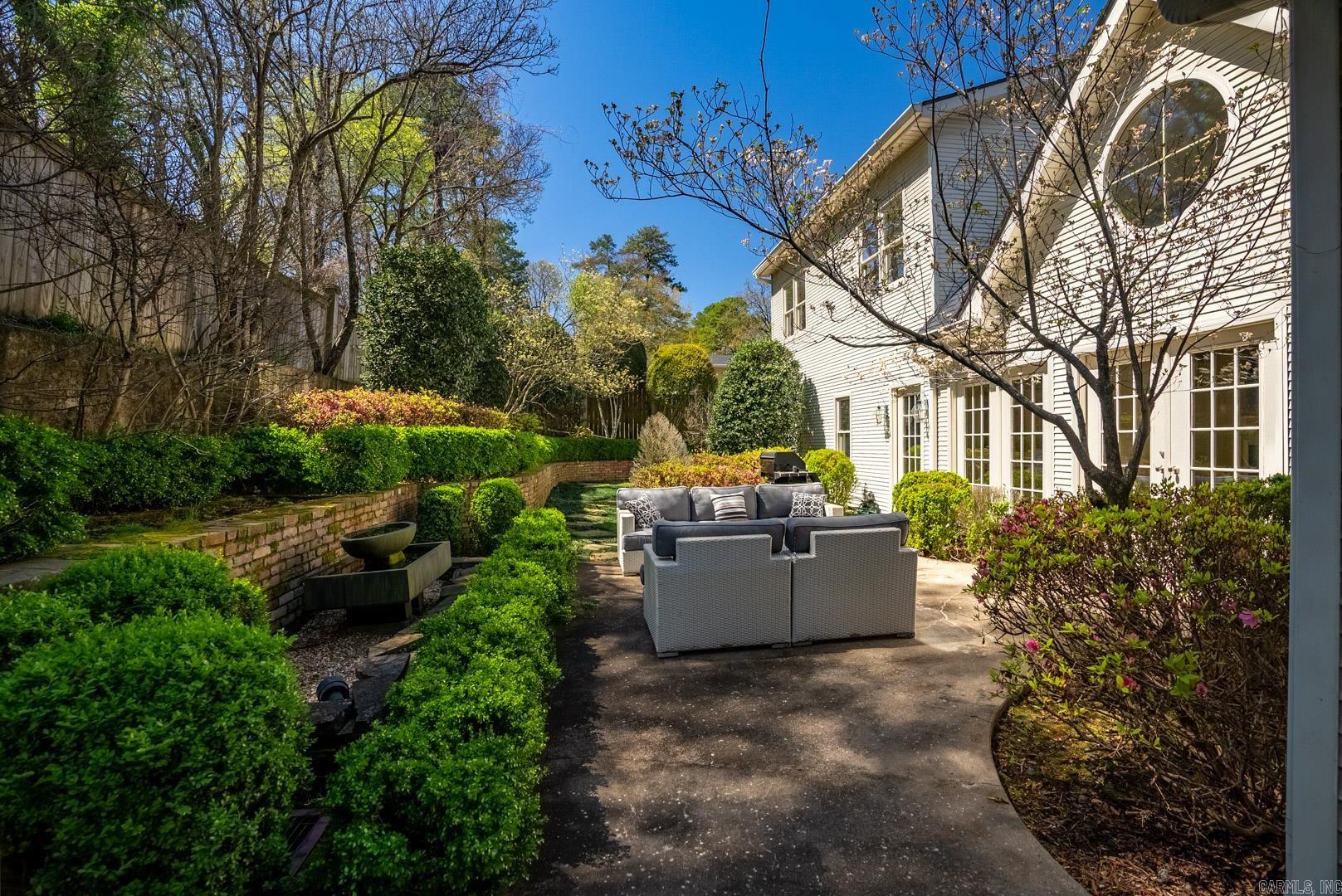 PINE MANOR - Residential