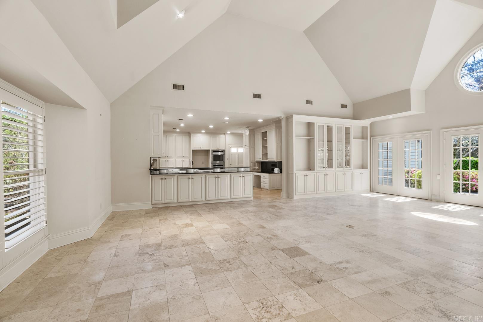 PINE MANOR - Residential