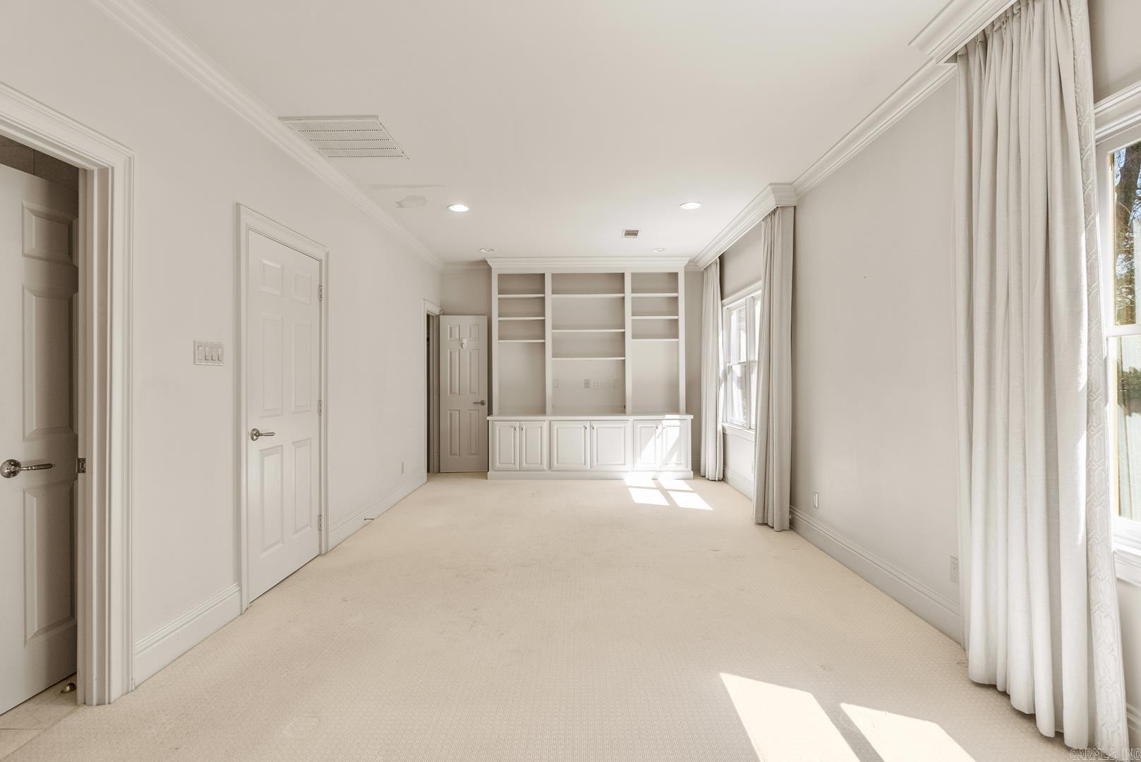 PINE MANOR - Residential