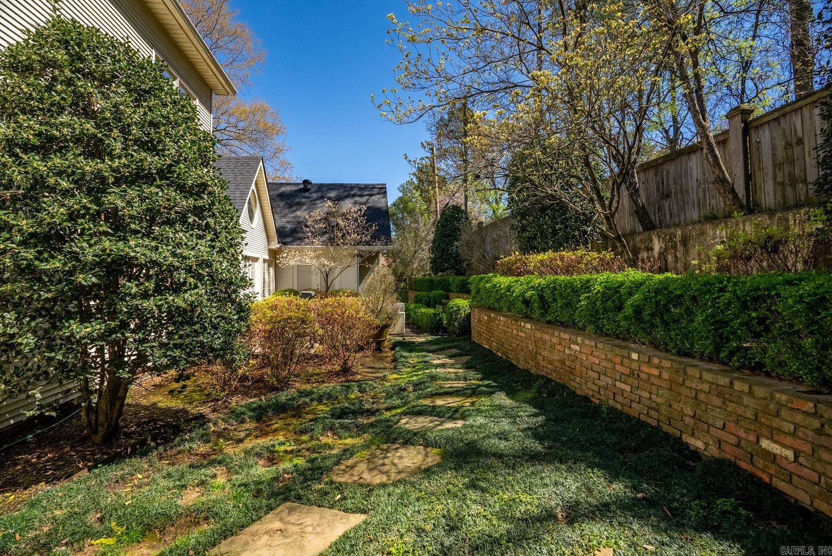 PINE MANOR - Residential