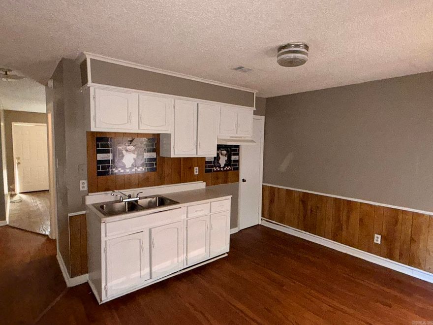 This 2 bed, 1 bath unit has everything you need! Enjoy a kitchen equipped with a refrigerator and stove/oven, plus the convenience of washer & dryer connections—making everyday living that much easier. Visit www.homesofarkansas.com to apply!