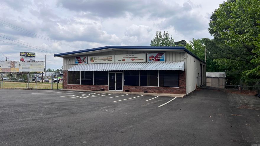 Great opportunity to lease a versatile commercial property with high visibility and convenient accessibility along Interstate 30. This property offers excellent visibility with its frontage along Interstate 30, making it a prime location for various business opportunities. Located near the Congo Road exit allows for easy access to and from the interstate.  Building Size: 4,000 SF Warehouse/Shop: 2400 SF Lot Size: 1 acre Laydown / Storage - Fully Fenced. Flexible Layout: Suitable for office, retail, service businesses, or warehouse use. Prime Visibility: High daily traffic counts from I-30. Parking: Ample on-site parking for staff and visitors.