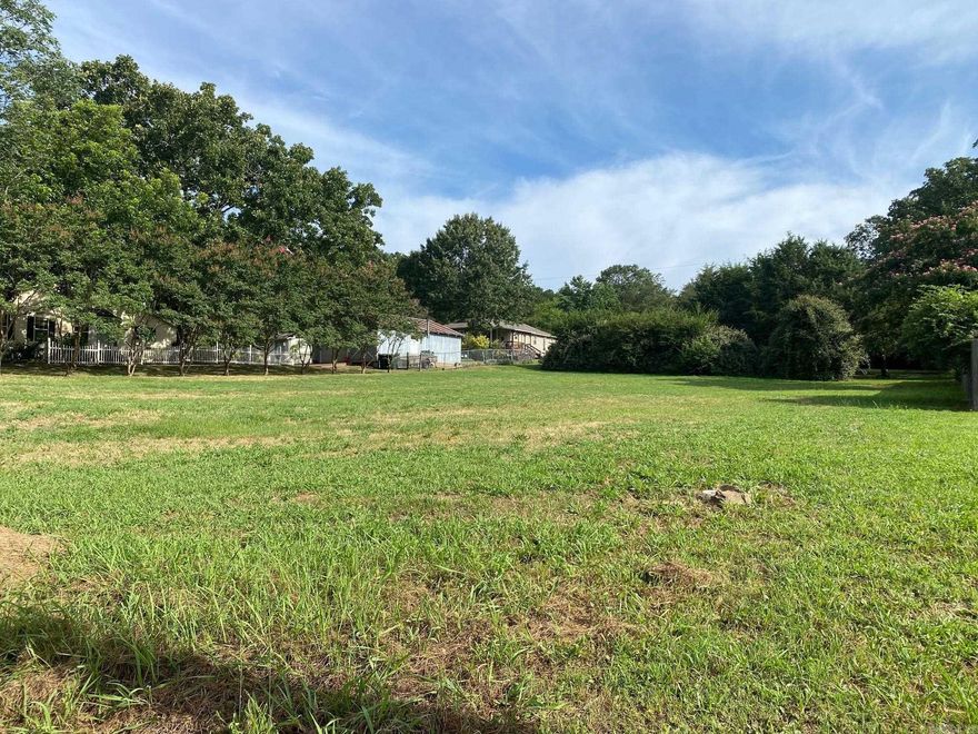 Great building site that is convenient to everything, lake, river, shopping etc!!!! Build your dream home or perfect spot also for a duplex!!!!