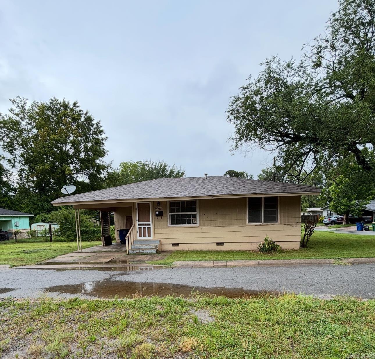 NEW ROOF, LARGE CORNER LOT, FENCED fixer upper. No SPD