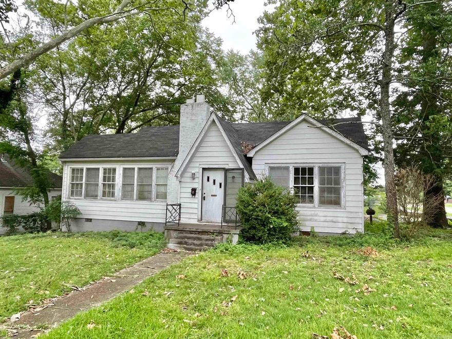 INVESTOR SPECIAL! Large, one level 4BR/3BA home located just outside the Quapaw/Prospect historic district near downtown Hot Springs. Over 2,800 sq. ft. of space, original hardwood floors, large kitchen, 10' ceilings, tons of charm and character.  The house sets up well for a duplex conversion, and the R-4 zoning will allow for that.  The home needs some work and is being sold as-is.