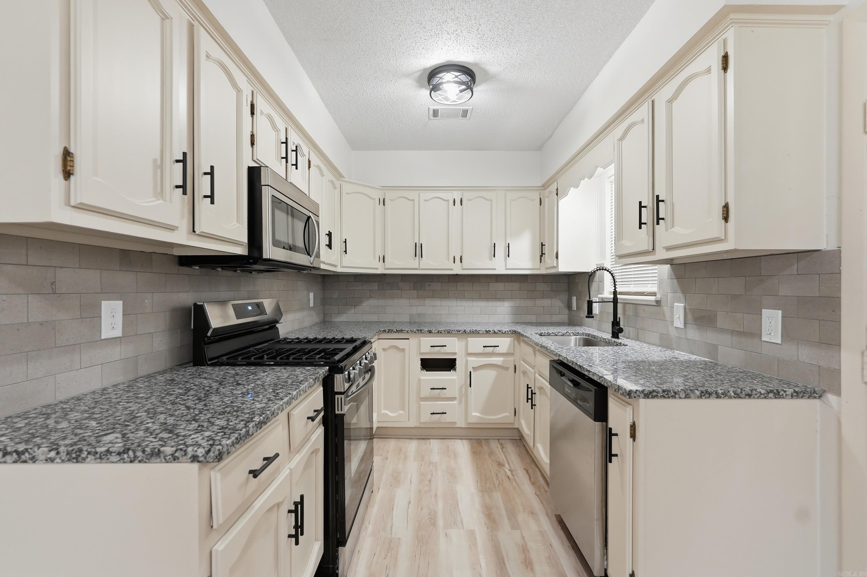 KELLOGG LAKE EST - Residential
