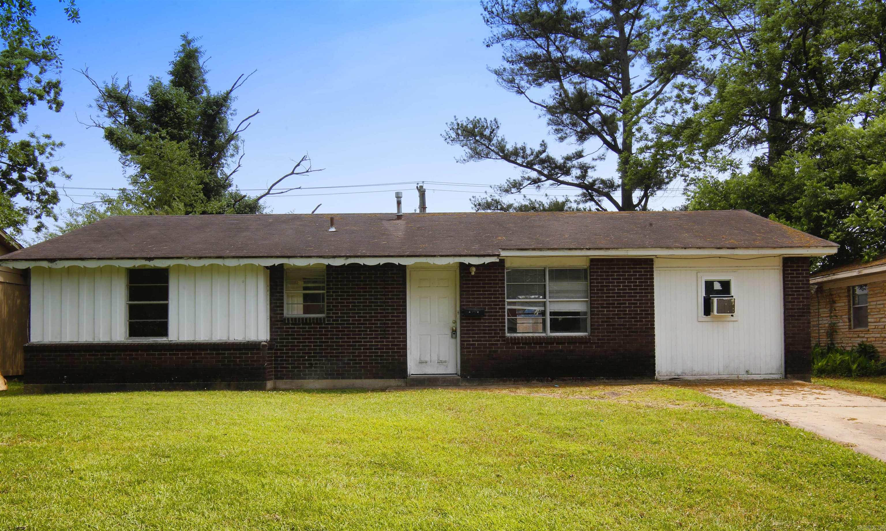 Check out this move in ready home! Large backyard! Set up your showing with showing time online!
