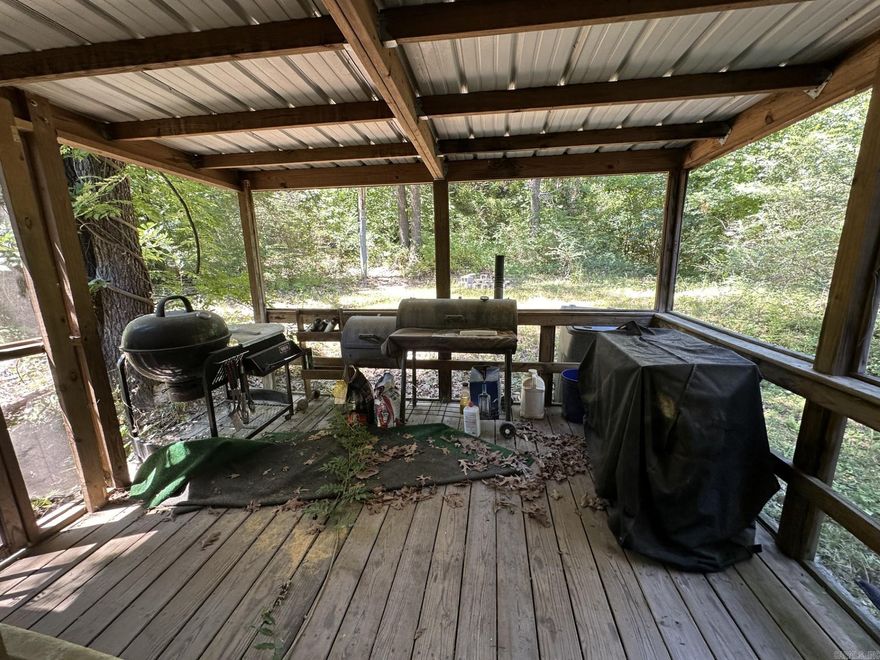 CHARMING 2 BEDROOM, 2 BATH MOBILE HOME ON ALMOST 1 ACRE IN FLIPPIN. This property offers the best of both worlds: a peaceful, quiet neighborhood with the convenience of city amenities. Enjoy the reliability of city water, septic, and electric services. Nestled near the scenic White River and Bull Shoals Lake, ideal for fishing, boating, and outdoor enthusiasts. Beautiful country view overlooking a picturesque cattle farm just off Crooked Creek. This mobile home boasts a comfortable layout, perfect for small families or as a serene retreat. Don't miss out on this unique opportunity!