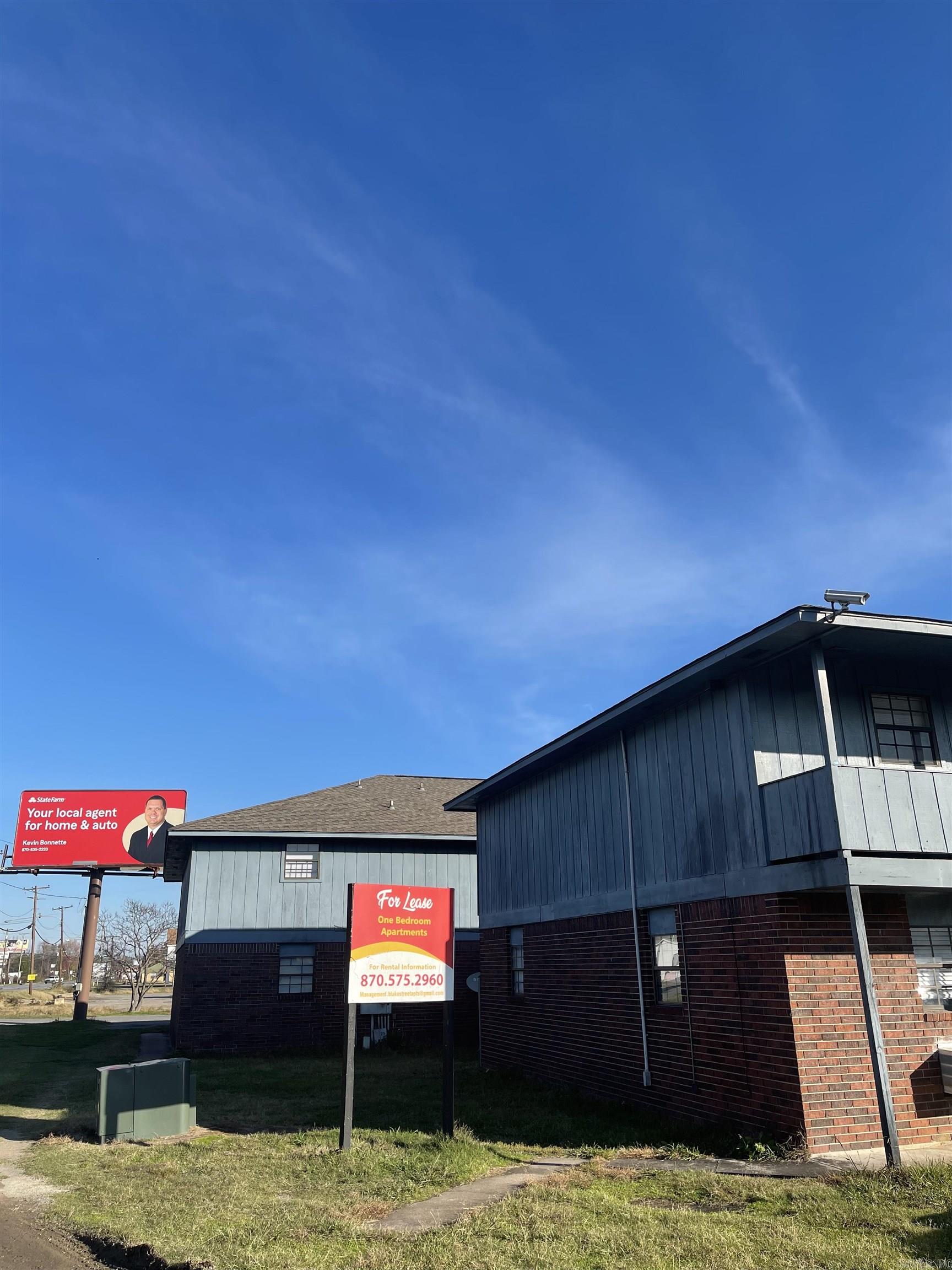 Seller financing is available, and the loan is assumable, making this an exceptional investment opportunity. The property features a 36-unit apartment complex, 80% remodeled and currently 95% occupied. It also generates additional income through billboard rental. Located in a high-traffic area with excellent visibility, this property offers strong potential for future growth and profitability.