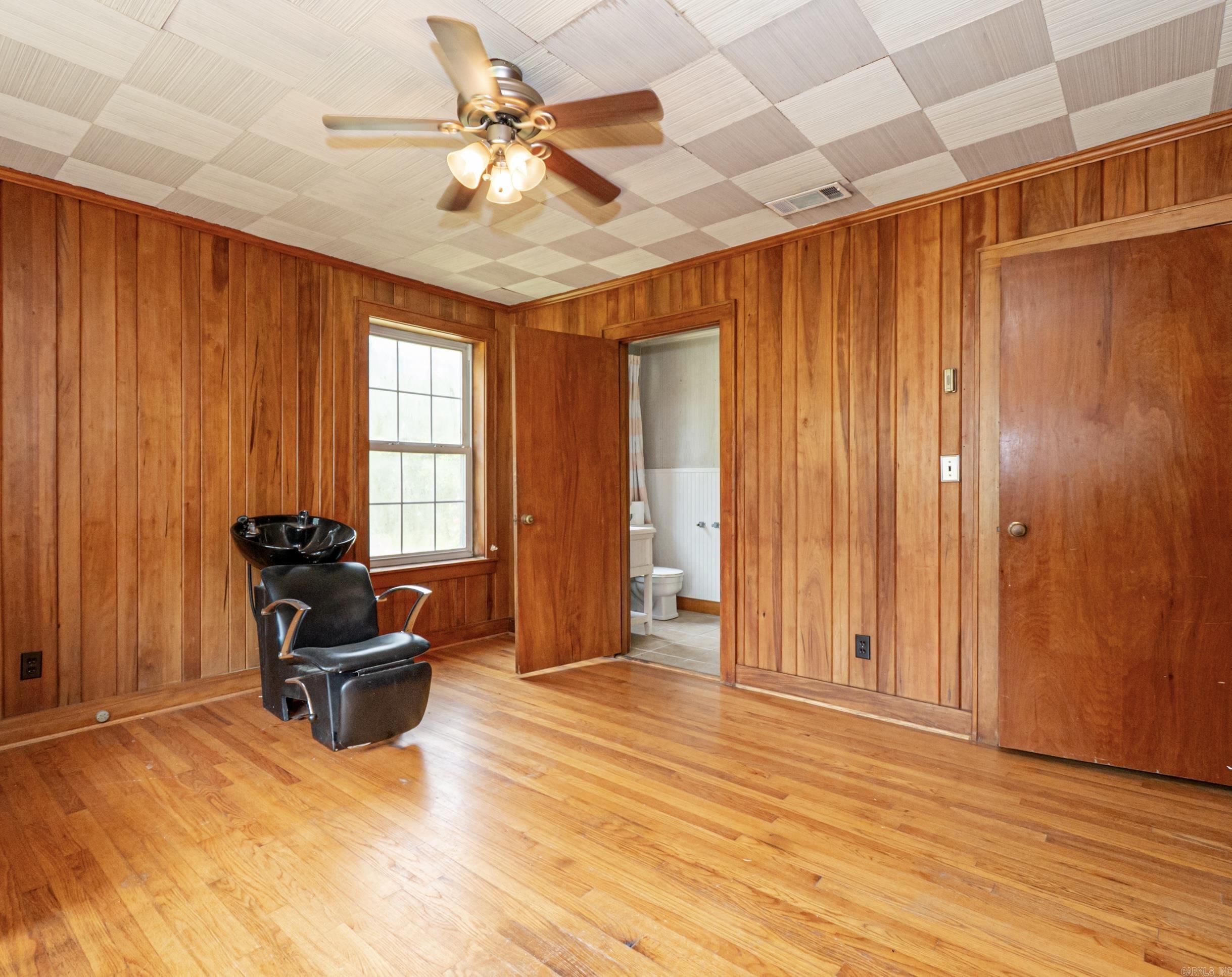 SCOTT INSIDE - Residential
