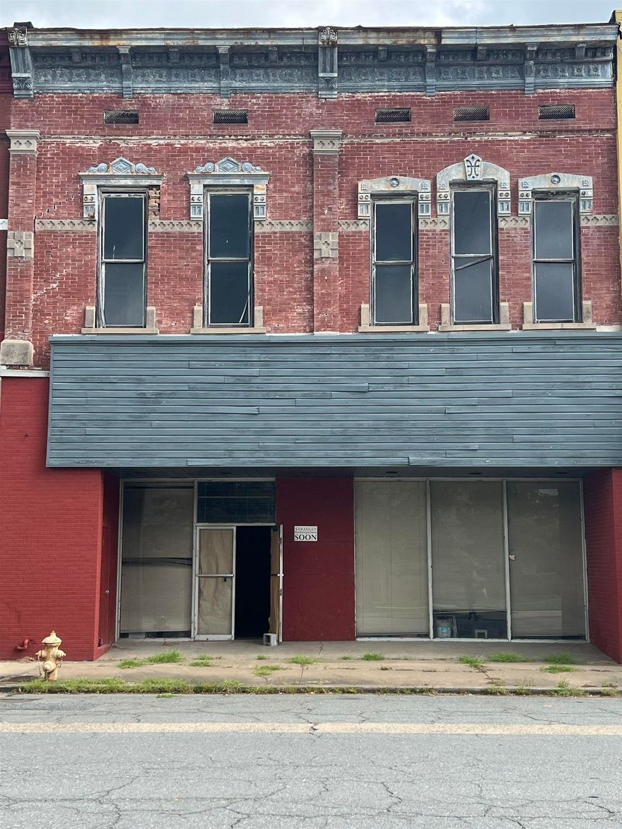 Do you want to invest in a piece of Pine Bluff's history? This property may be perfect for you! This 2 1/2 story building is located right in the heart of downtown Pine Bluff. This building has so much potential.    Sq footage is not accurate. Year built is unknow.