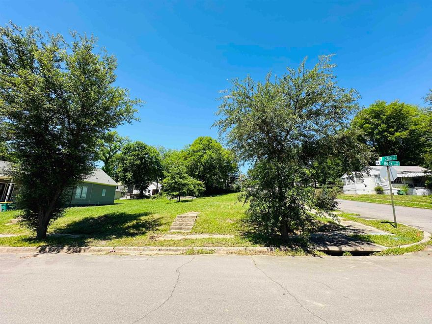 One of the remaining vacant lots in desirable Pettaway. Zoned R4, and ready to build on! Make your dream home, or fantastic investment opportunity in this area of extensive growth and development. Fantastic location conveniently located on a corner lot with alley access, and close proximity to both Pettaway Square, Pettaway Park, and SoMa restaurants, shops, and nightlife.