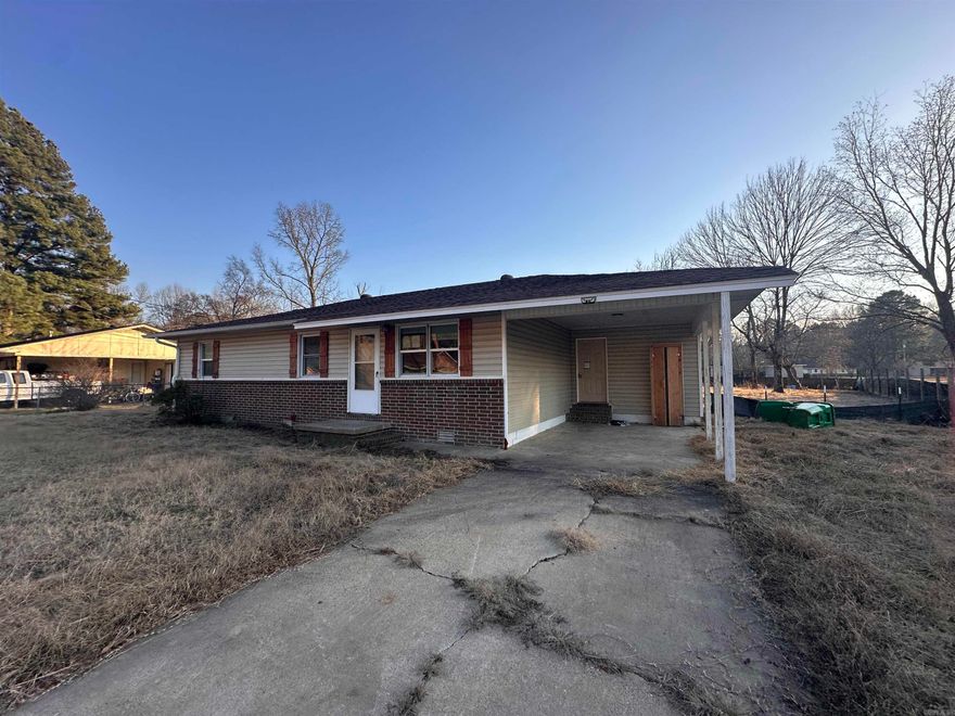 Great starter home or investment property! This 3 bedroom home has a separate laundry room and large kitchen. There is plenty of room in the back yard for the dogs to run and the kids to play. Sold as is. Agents read confidential remarks.