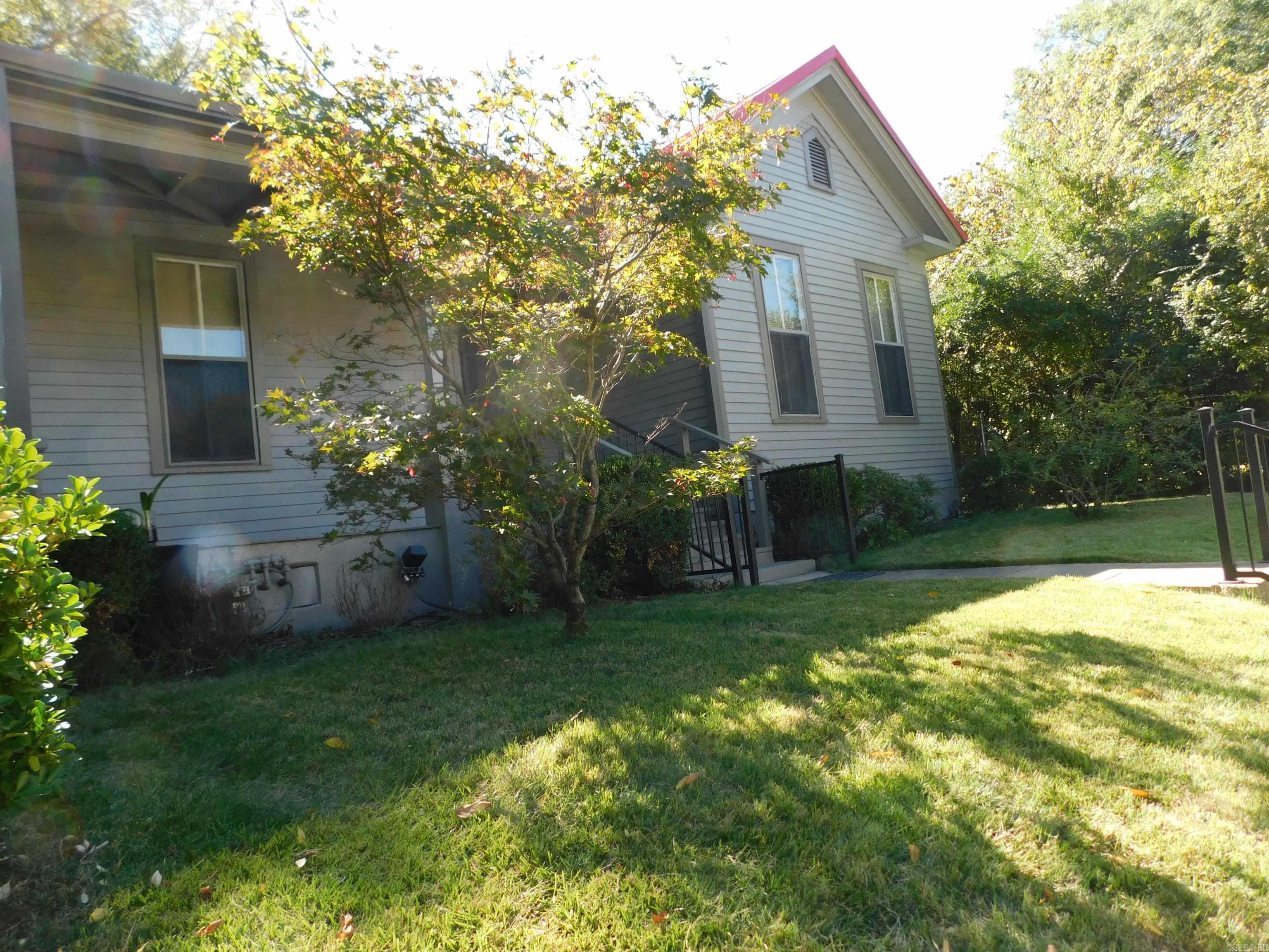 MACARTHUR PLACE ORIGINAL CITY OF - Residential
