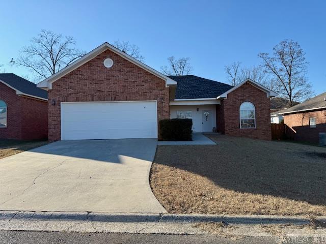 Very nice 3 bedroom 2 bath home in Lake Hamilton School District. This home is move in ready! Featuring an open kitchen/living space with a gas fireplace. A split floor plan with the primary separated from the other 2 bedrooms. Perfect for parent's with kiddos. The primary bedroom features an en-suite with walk in shower and Jacuzzi tub. Fully fenced backyard with covered patio.