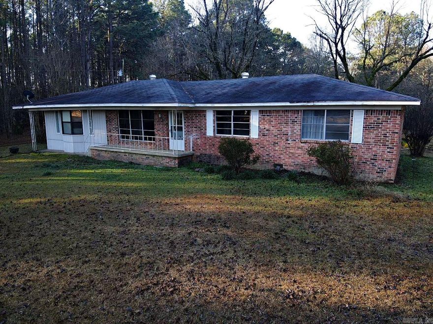 Country living, minutes from Arkadelphia, this property consists of 3+/- acres with home and small barn in the midst of mature trees.